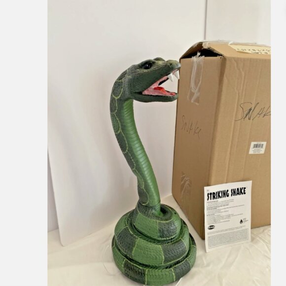 71” Bendable Animated Striking Cobra Snake Prop #4349 Halloween Decor Home Depot - Picture 3 of 6